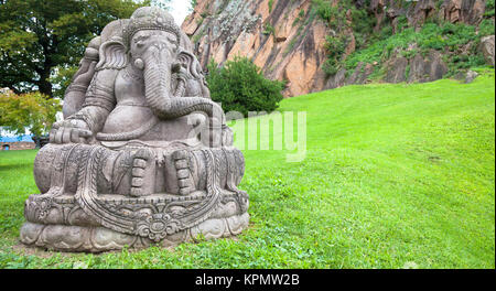 Ganesha statua, in pietra, con un bellissimo giardino con vista sulle montagne in background Foto Stock