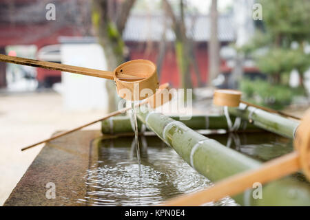 Giapponese Fontana di purificazione nel tempio Shintoista Foto Stock