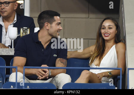 FLUSHING NY- Settembre 02: Jessie Metcalfe, Cara Santana, giorno nove del 2014 US Open al USTA Billie Jean King National Tennis Center il 2 settembre 2014 nel quartiere di lavaggio del Queens Borough of New York City People: Jessie Metcalfe, Cara Santana Foto Stock