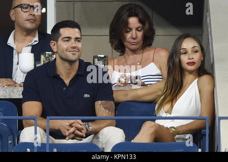 FLUSHING NY- Settembre 02: Jessie Metcalfe, Cara Santana, giorno nove del 2014 US Open al USTA Billie Jean King National Tennis Center il 2 settembre 2014 nel quartiere di lavaggio del Queens Borough of New York City People: Jessie Metcalfe, Cara Santana Foto Stock