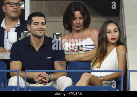 FLUSHING NY- Settembre 02: Jessie Metcalfe, Cara Santana, giorno nove del 2014 US Open al USTA Billie Jean King National Tennis Center il 2 settembre 2014 nel quartiere di lavaggio del Queens Borough of New York City People: Jessie Metcalfe, Cara Santana Foto Stock