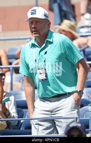 FLUSHING NY- 28 AGOSTO: Boris Becker, giorno quattro del 2014 US Open al USTA Billie Jean King National Tennis Center il 28 agosto 2014 nel quartiere di lavaggio del Queens borough di New York City. Persone: Boris Becker Foto Stock