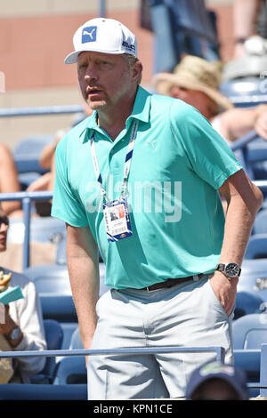 FLUSHING NY- 28 AGOSTO: Boris Becker, giorno quattro del 2014 US Open al USTA Billie Jean King National Tennis Center il 28 agosto 2014 nel quartiere di lavaggio del Queens borough di New York City. Persone: Boris Becker Foto Stock