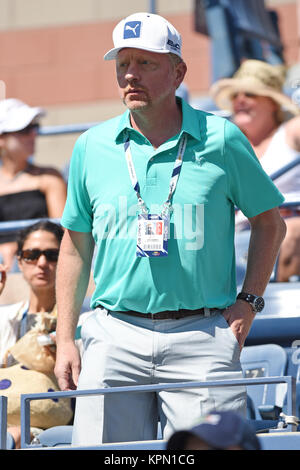 FLUSHING NY- 28 AGOSTO: Boris Becker, giorno quattro del 2014 US Open al USTA Billie Jean King National Tennis Center il 28 agosto 2014 nel quartiere di lavaggio del Queens borough di New York City. Persone: Boris Becker Foto Stock