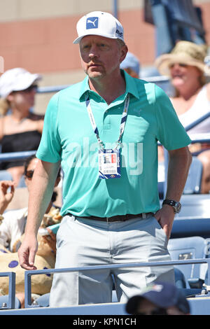 FLUSHING NY- 28 AGOSTO: Boris Becker, giorno quattro del 2014 US Open al USTA Billie Jean King National Tennis Center il 28 agosto 2014 nel quartiere di lavaggio del Queens borough di New York City. Persone: Boris Becker Foto Stock