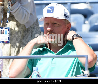 FLUSHING NY- 28 AGOSTO: Boris Becker, giorno quattro del 2014 US Open al USTA Billie Jean King National Tennis Center il 28 agosto 2014 nel quartiere di lavaggio del Queens borough di New York City. Persone: Boris Becker Foto Stock