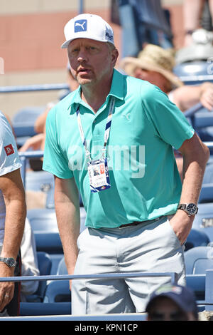 FLUSHING NY- 28 AGOSTO: Boris Becker, giorno quattro del 2014 US Open al USTA Billie Jean King National Tennis Center il 28 agosto 2014 nel quartiere di lavaggio del Queens borough di New York City. Persone: Boris Becker Foto Stock