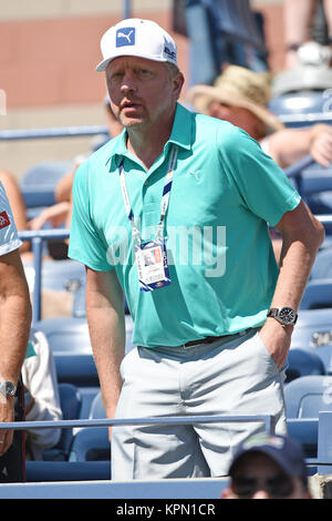 FLUSHING NY- 28 AGOSTO: Boris Becker, giorno quattro del 2014 US Open al USTA Billie Jean King National Tennis Center il 28 agosto 2014 nel quartiere di lavaggio del Queens borough di New York City. Persone: Boris Becker Foto Stock