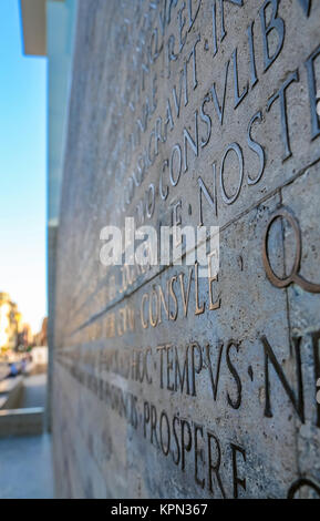 Iscrizione in latino sulla parete in Roma, Italia Foto Stock