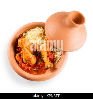 Elevato angolo di visione della tradizionale Tajine Berber piatto fatto con le cosce di pollo, couscous e saporita salsa di pomodoro servita in argilla coperto Piatto in ceramica su sfondo bianco con spazio di copia Foto Stock