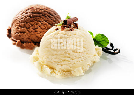 Due spigoli singole porzioni di delizioso cioccolato e vaniglia aromatizzati gelato decorate con la menta piperita Foto Stock