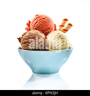 Il trio di gustoso cioccolato e vaniglia fragola dessert congelati in una ciotola blu con due cannucce di wafer Foto Stock