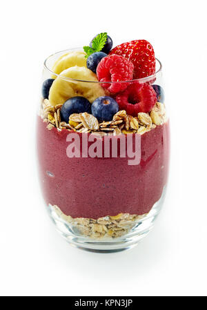 Singolo bicchiere pieno di acai misti, banana, mirtillo e fiocchi d'avena isolato su sfondo bianco Foto Stock