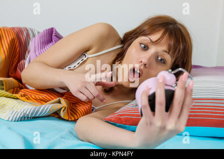 Oversleeping donna Wake up Foto Stock