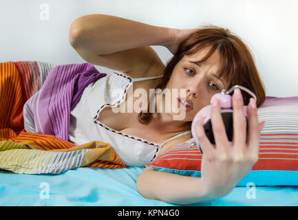 Oversleeping donna Wake up Foto Stock