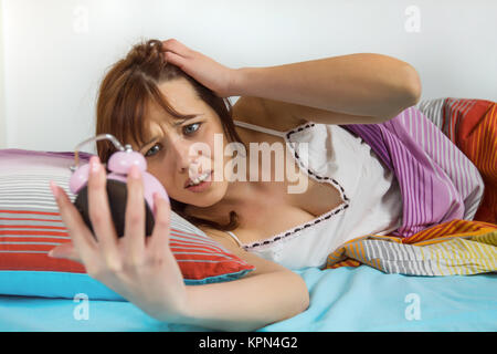 Oversleeping donna Wake up Foto Stock