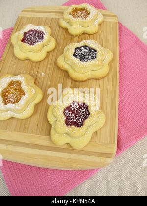 Biscotti di fiori ripieni di marmellata Foto Stock