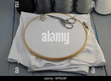 Articoli per il ricamo su una tavola di legno Foto Stock