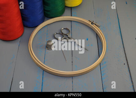 Oggetti per il ricamo e cucito su un tavolo di legno Foto Stock