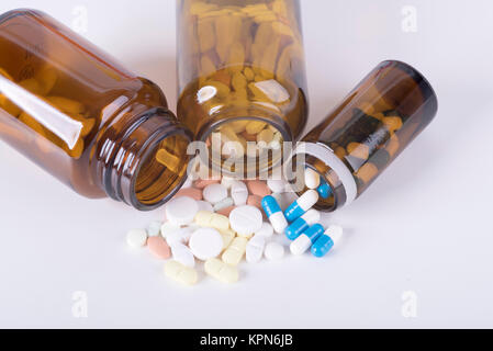 Pillole colorate e compresse. Foto Stock