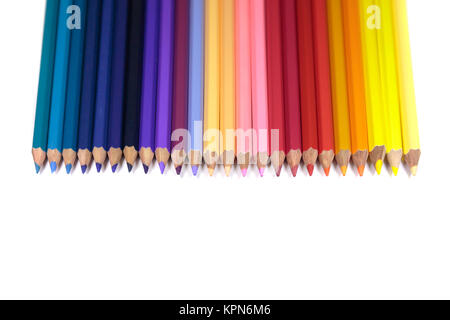 Linea Retta di matite colorate per bambini isolato puro su sfondo bianco. Foto Stock