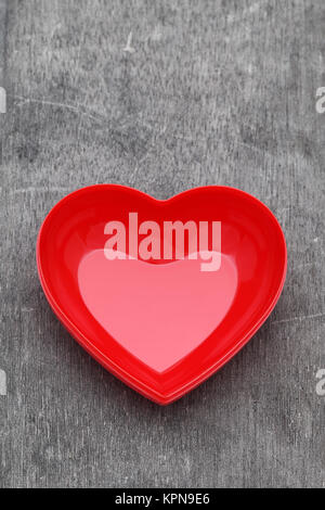 Cuore rosso forma sulla piastra di sfondo grunge Foto Stock