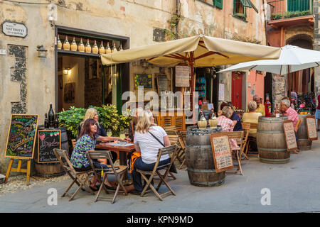 Un ristorante all'aperto a Monterosso al Mare, Liguria, Italia, Europa. Foto Stock