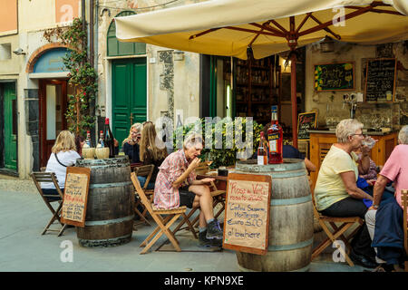 Un ristorante all'aperto a Monterosso al Mare, Liguria, Italia, Europa. Foto Stock