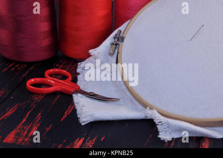 Tessuto per ricamo con fili rossi Foto Stock