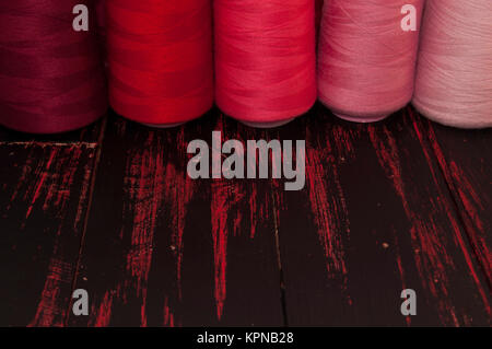 Bobine di filo in scala rossa cucito Foto Stock