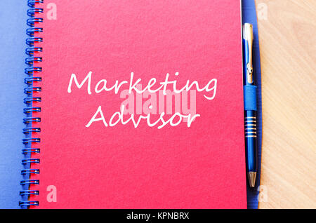 Consulente di Marketing scrivere su notebook Foto Stock