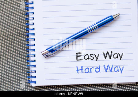 Modo semplice modo difficile scrivere su notebook Foto Stock