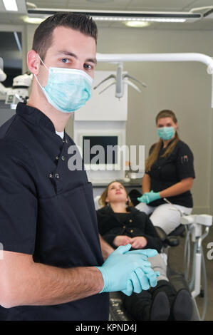 Dentista con infermiere e paziente Foto Stock