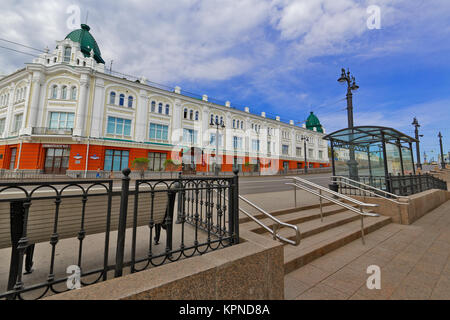 Editoriale.La Russia, Siberia, la città di Omsk, 12 maggio. 2017. Una rampa per sedia a rotelle dal complesso di arresto sulla via Lenin Foto Stock