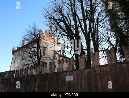 Thiene, VI, Italia - 10 dicembre 2017: Antico castello chiamato Castello di Thiene o Palazzo Porto Colleoni con alte mura in inverno Foto Stock