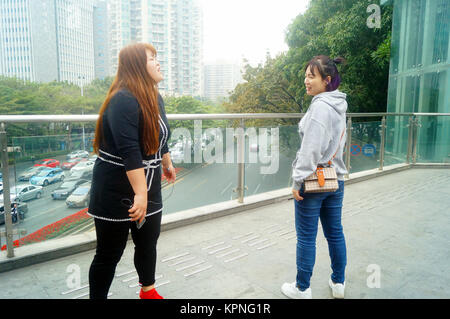 Ponte pedonale paesaggio architettonico e pedoni turisti. Profondo Sud Avenue a Shenzhen, Cina. Foto Stock