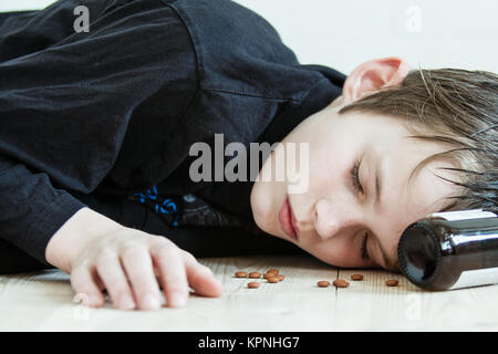 Bevuto giovane ragazzo dormire fuori dopo una festa Foto Stock