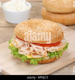 Mangiare sano bagel bun sandwich per colazione e rabboccato con prosciutto Foto Stock