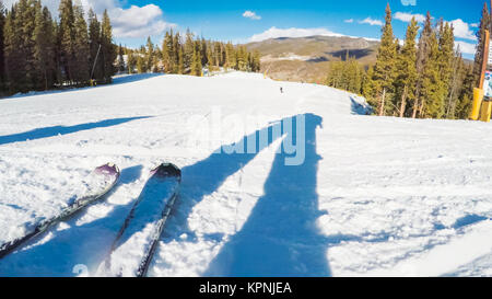 POV punto di vista. Sci Colorado Rokies all inizio di stagione sciistica. Foto Stock