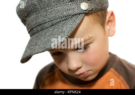 Ragazzo che guarda verso il basso Foto Stock