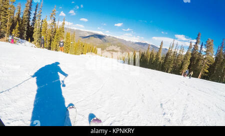 POV punto di vista. Sci Colorado Rokies all inizio di stagione sciistica. Foto Stock