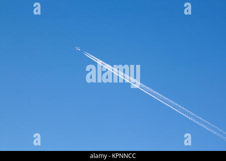 Fernweh - GroÃŸes Passagierflugzeug mit Kondensstreifen am blauen Himmel Foto Stock
