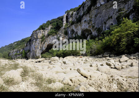 Il letto del fiume Gardon completamente asciutto Foto Stock