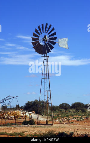 Mulino a vento nel bush australiano Foto Stock