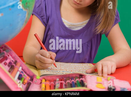 Modello di rilascio , Maedchen, 6 Jahre, macht Hausaufgaben - ragazza fa homeworks Foto Stock