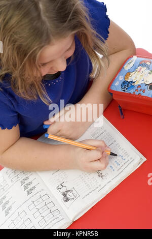 Modello di rilascio , Maedchen, 8 Jahre, macht Mathematik-Hausaufgaben - ragazza fa homeworks Foto Stock
