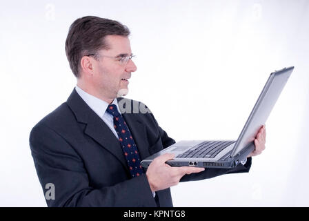 Modello di rilascio , Geschaeftsmann, 50+, mit Laptop - uomo d affari con computer portatile Foto Stock