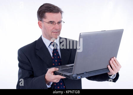 Modello di rilascio , Geschaeftsmann, 50+, mit Laptop - uomo d affari con computer portatile Foto Stock