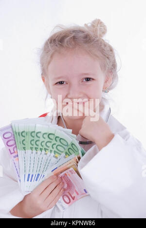 Modello di rilascio , Maedchen, 7 Jahre, als aerztin mit Geld - ragazza come un medico Foto Stock