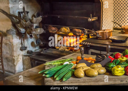 Il cibo sulla tavola per un pasto preparato come nel Medioevo Foto Stock